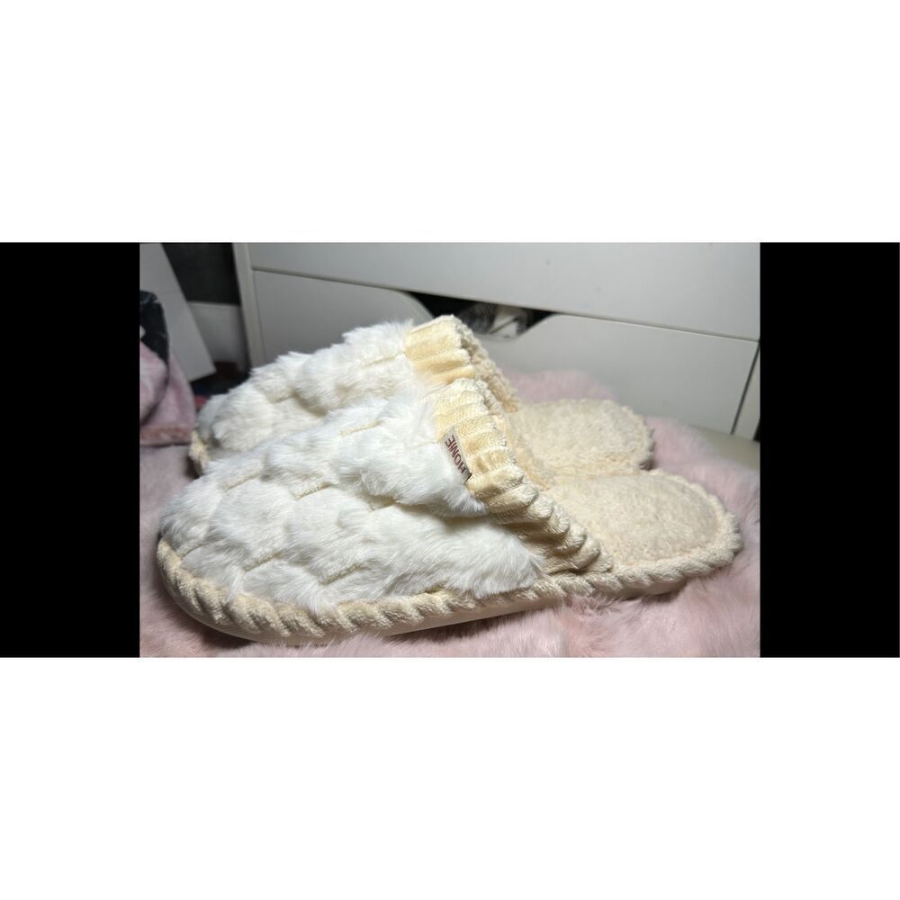 Draft Listing Cream and white colored plush closed toe slippers size 10.5/11￼ - Picture 6 of 8
